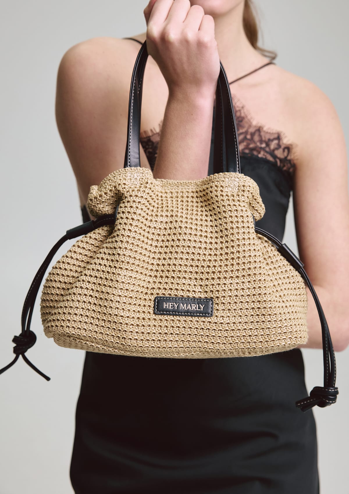 Tragebild mit Model auf neutralem Hintergrund des Produktes Cool Companion Straw S in der Farbe Sand-Black in der Größe S