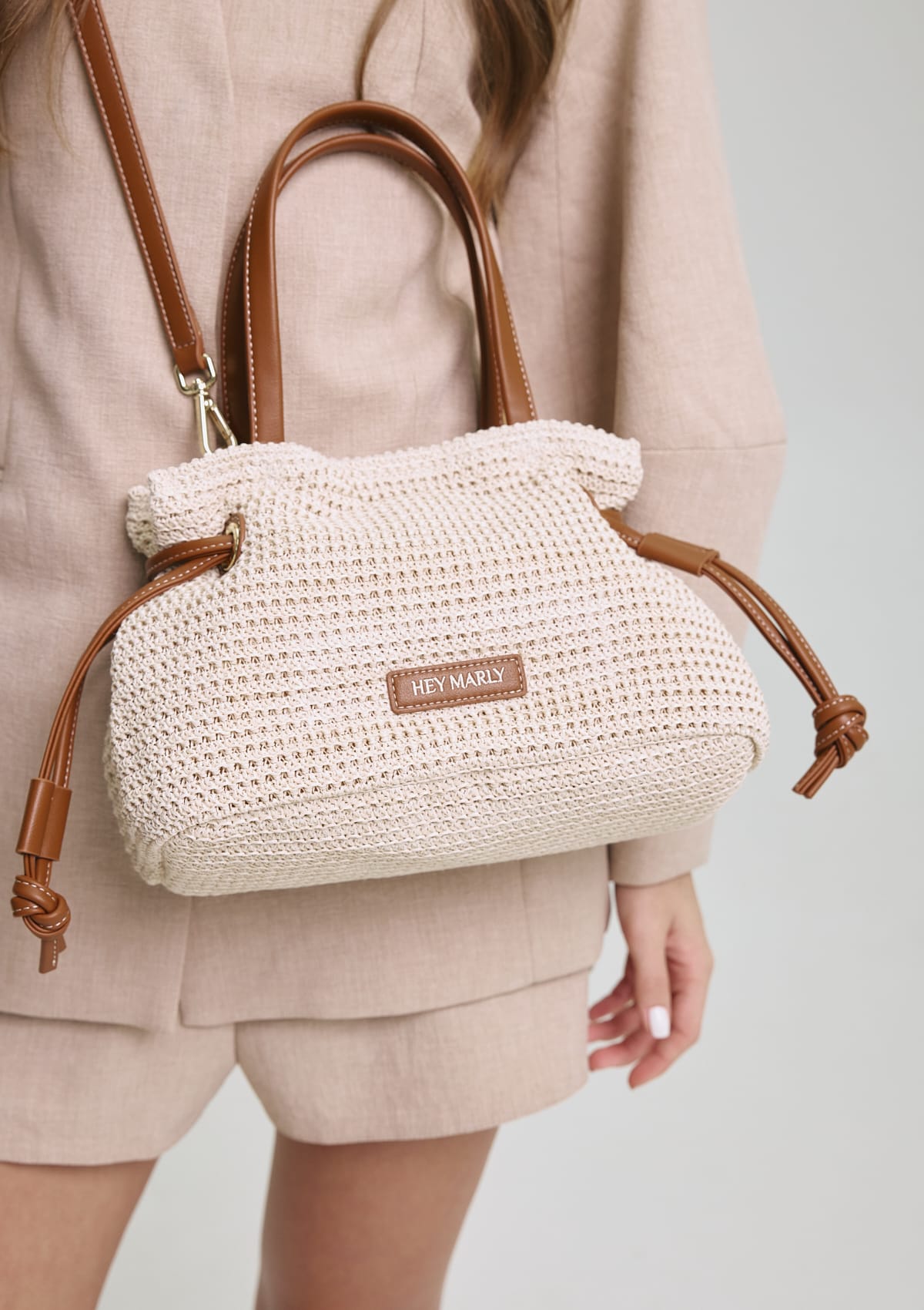 Tragebild mit Model auf neutralem Hintergrund des Produktes Cool Companion Straw S in der Farbe Crema-Cognac in der Größe S