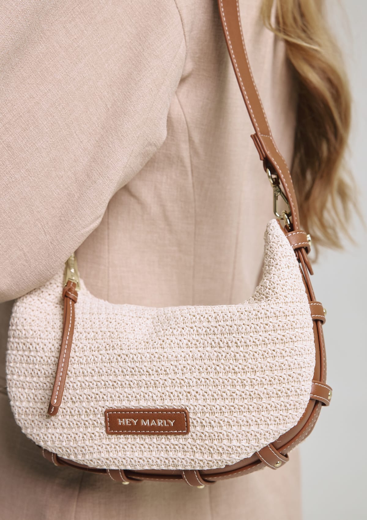 Tragebild mit Model auf neutralem Hintergrund des Produktes Lifetime Sister Straw S in der Farbe Crema-Cognac in der Größe S