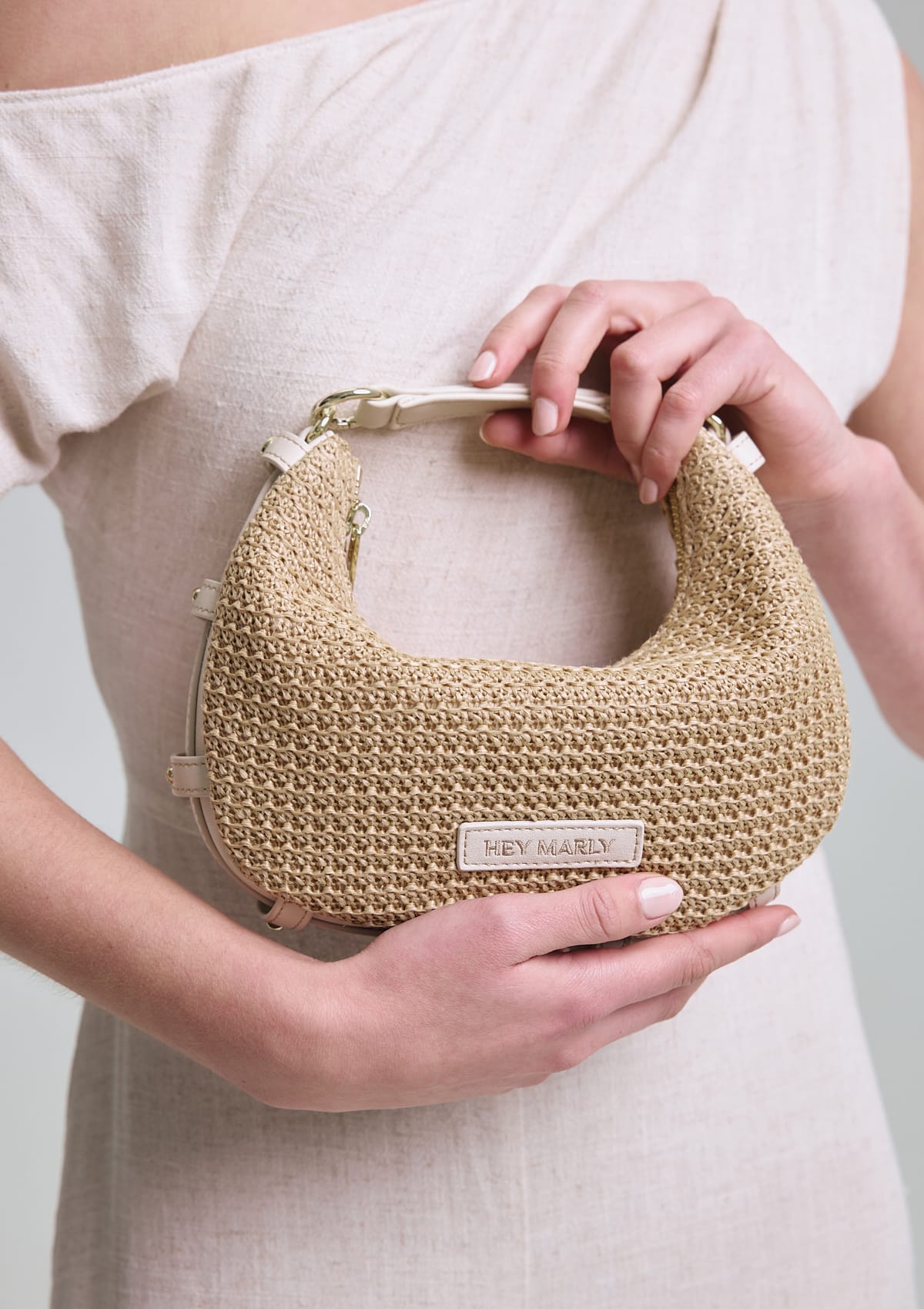 Tragebild mit Model auf neutralem Hintergrund des Produktes Lifetime Sister Straw S in der Farbe Sand-Crema in der Größe S