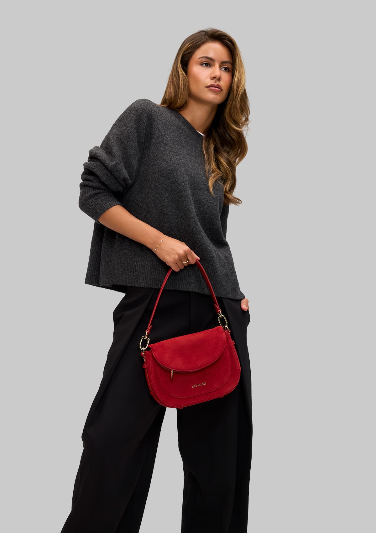Tragebild mit Model auf neutralem Hintergrund des Produktes Big Sister Suede in der Farbe Red