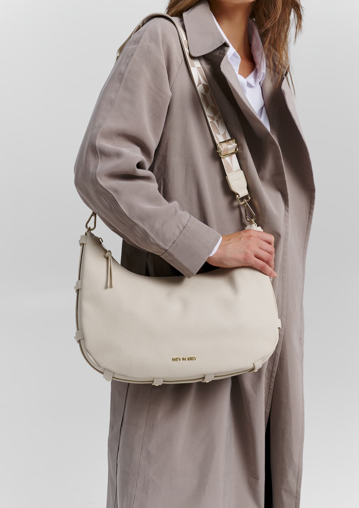 Tragebild mit Model auf neutralem Hintergrund des Produktes Lifetime Sister M in der Farbe Crema in der Größe M