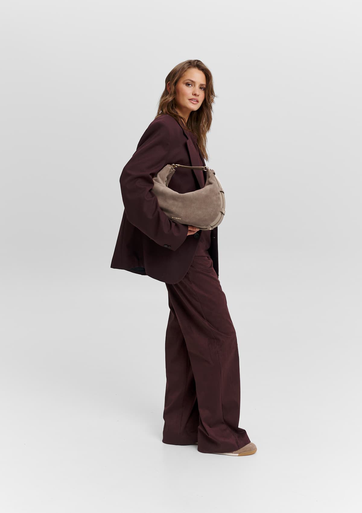 Tragebild mit Model auf neutralem Hintergrund des Produktes Lifetime Sister Suede M in der Farbe Mocha in der Größe M