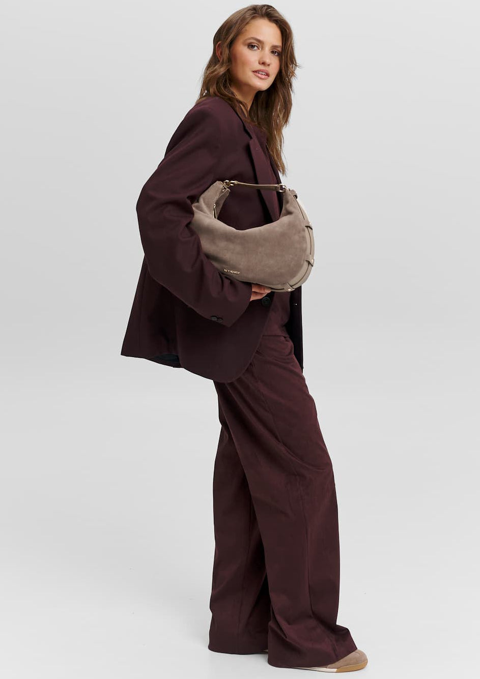 Tragebild mit Model auf neutralem Hintergrund des Produktes Lifetime Sister Suede M in der Farbe Mocha in der Größe M