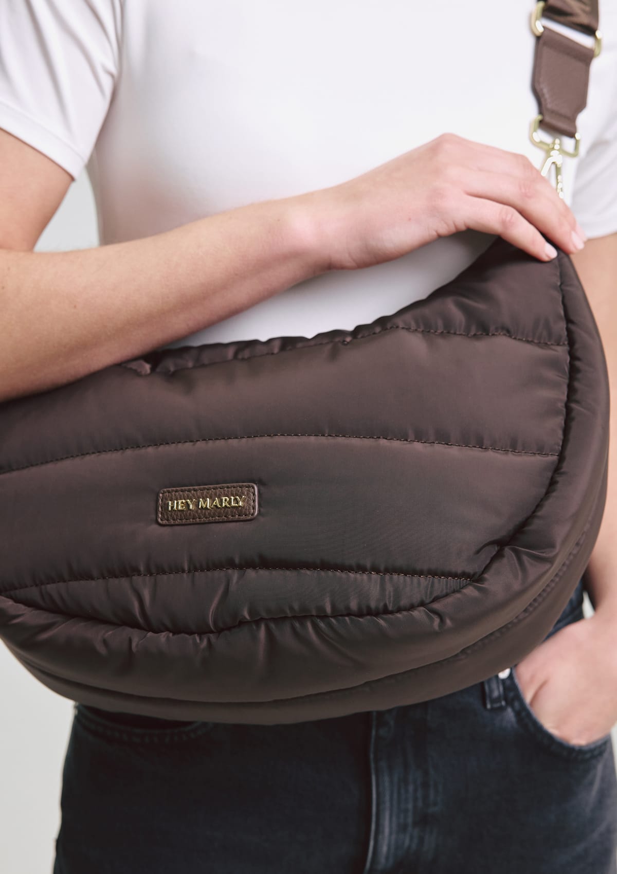 Tragebild mit Model auf neutralem Hintergrund des Produktes Lifetime Buddy M in der Farbe Coffee in der Größe M