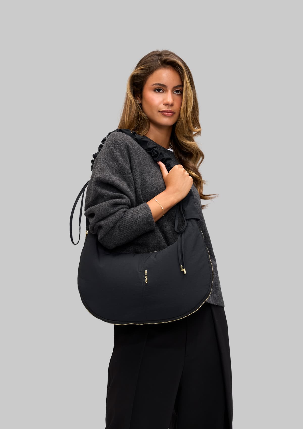 Tragebild mit Model auf neutralem Hintergrund des Produktes Easy Buddy M in der Farbe Black in der Größe M