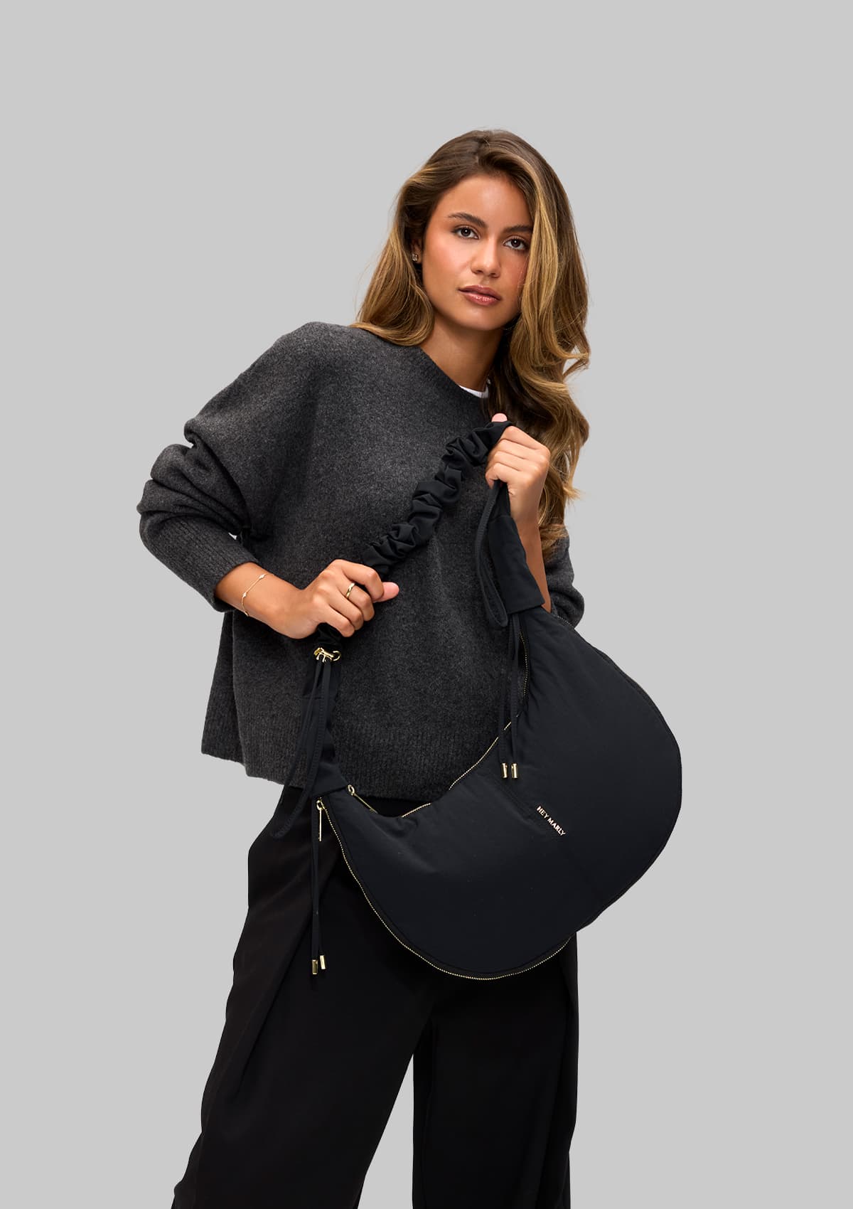 Tragebild mit Model auf neutralem Hintergrund des Produktes Easy Buddy M in der Farbe Black in der Größe M