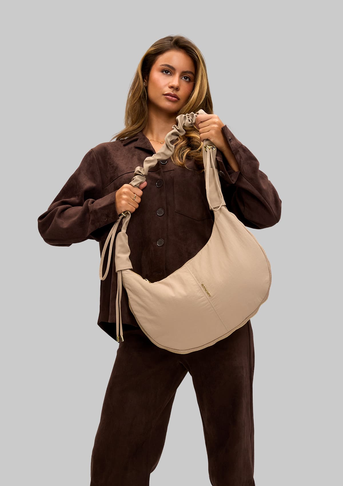 Tragebild mit Model auf neutralem Hintergrund des Produktes Easy Buddy M in der Farbe Mocha in der Größe M