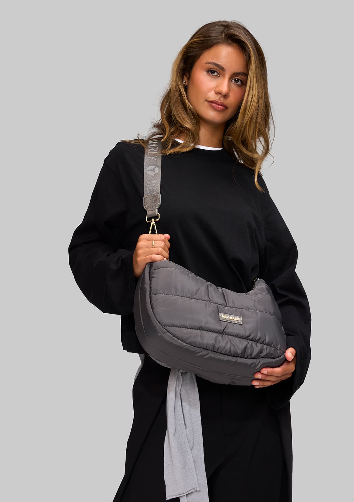 Tragebild mit Model auf neutralem Hintergrund des Produktes Lifetime Buddy M in der Farbe Grey in der Größe M