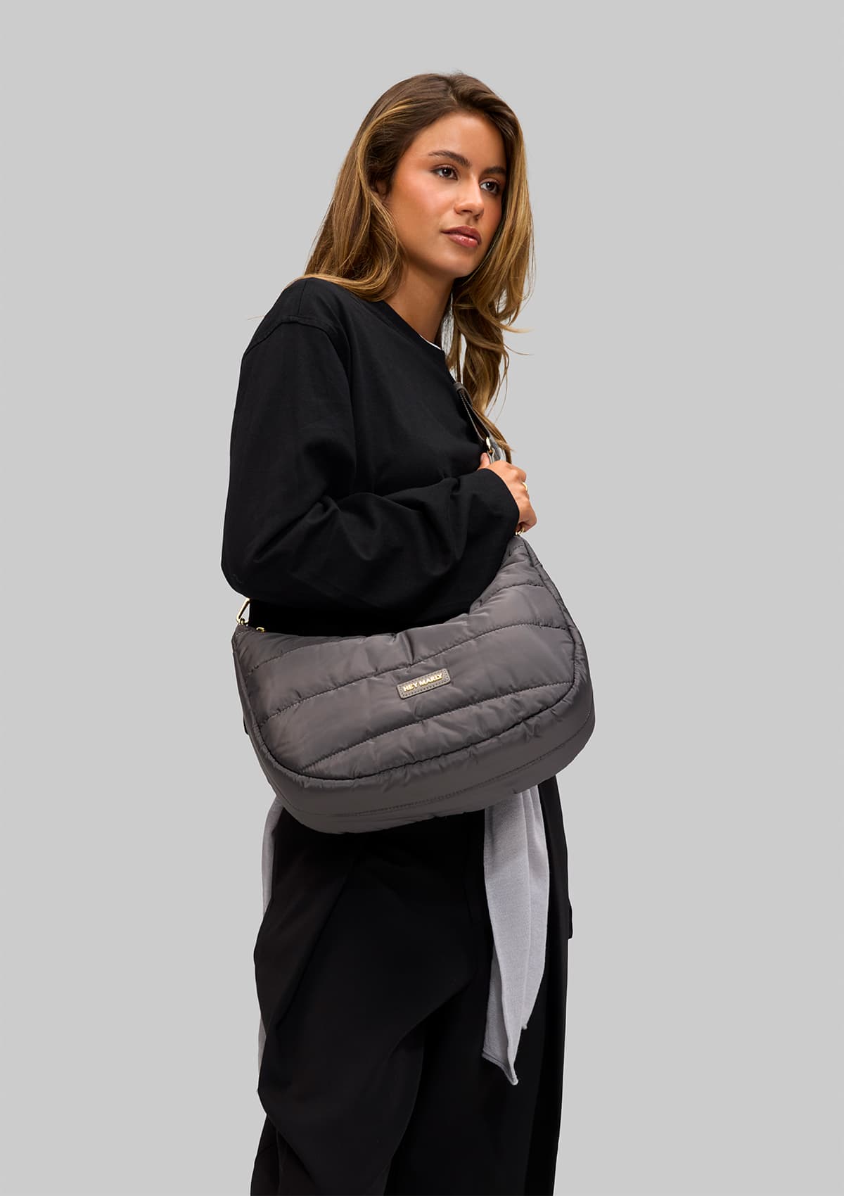 Tragebild mit Model auf neutralem Hintergrund des Produktes Lifetime Buddy M in der Farbe Grey in der Größe M
