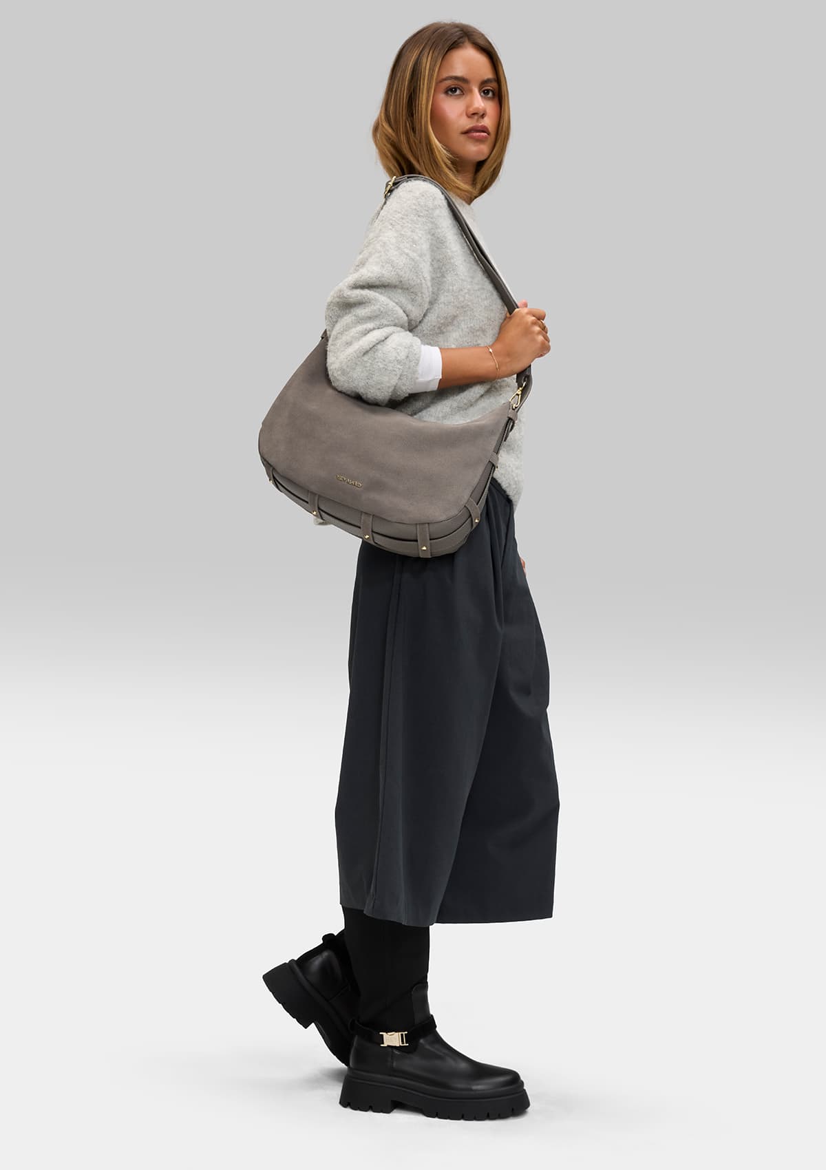 Tragebild mit Model auf neutralem Hintergrund des Produktes Lifetime Sister Suede M in der Farbe Grey in der Größe M