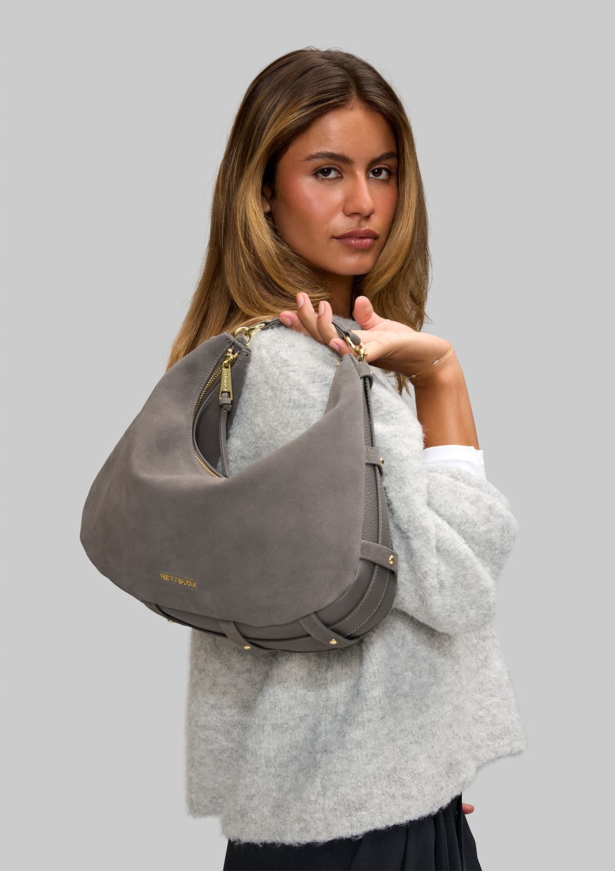 Tragebild mit Model auf neutralem Hintergrund des Produktes Lifetime Sister Suede M in der Farbe Grey in der Größe M