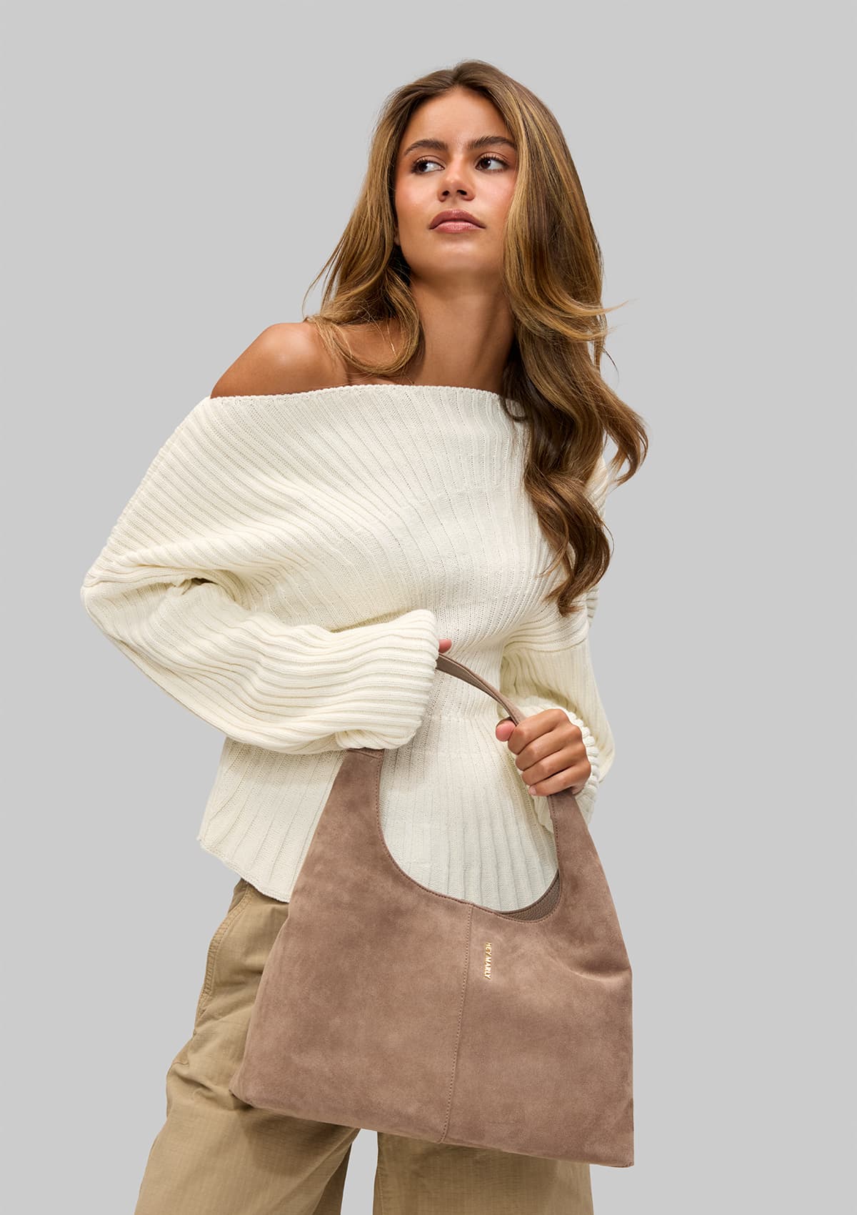 Tragebild mit Model auf neutralem Hintergrund des Produktes Alltime Lover Suede M in der Farbe Mocha in der Größe M