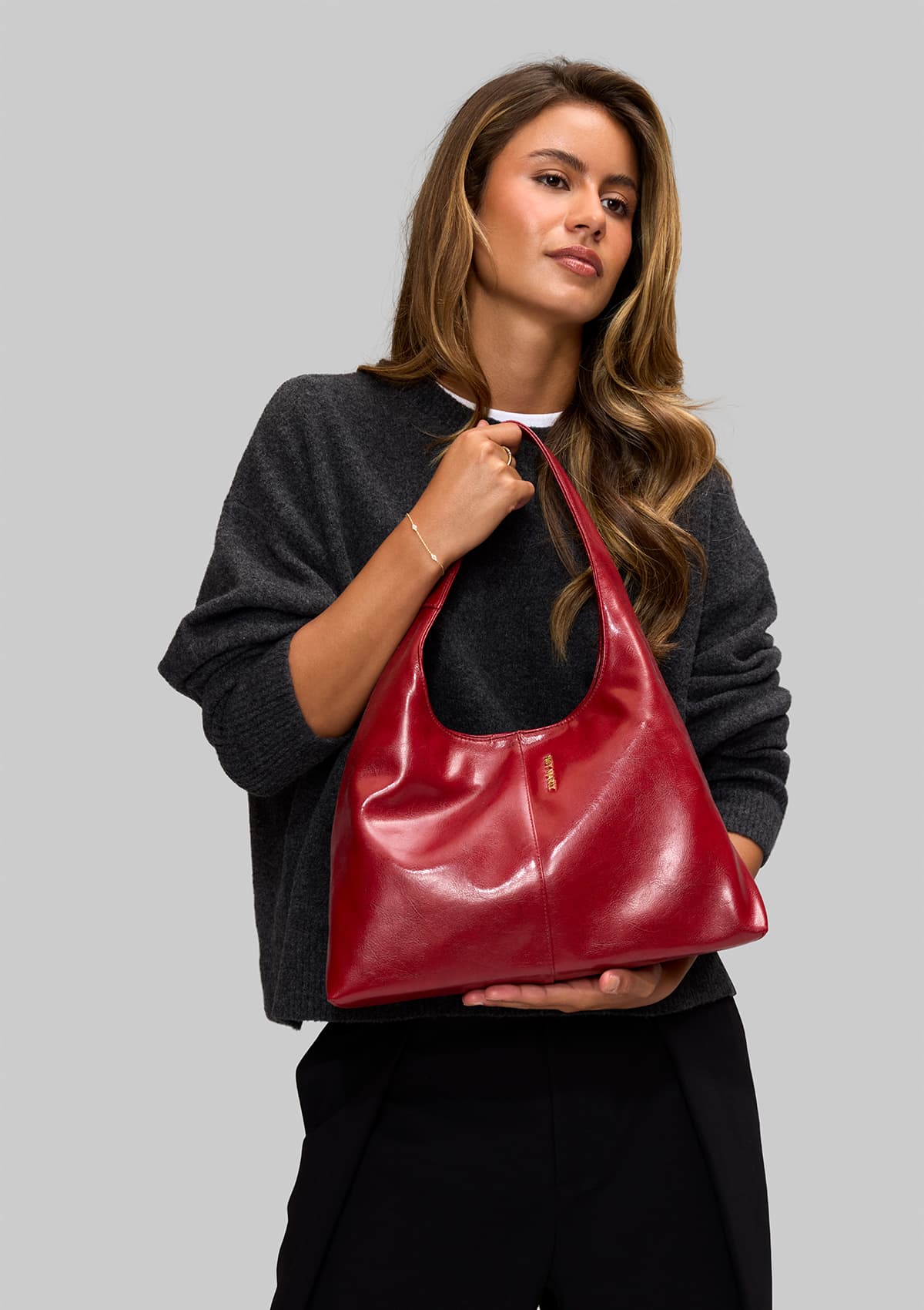 Tragebild mit Model auf neutralem Hintergrund des Produktes Alltime Lover Glossy M in der Farbe Red in der Größe M