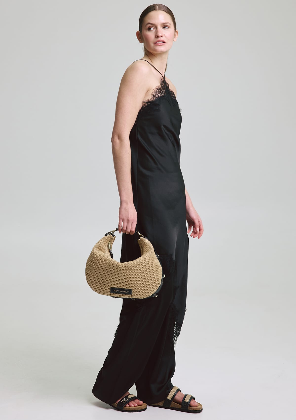 Tragebild mit Model auf neutralem Hintergrund des Produktes Lifetime Sister Straw M in der Farbe Sand-Black in der Größe M