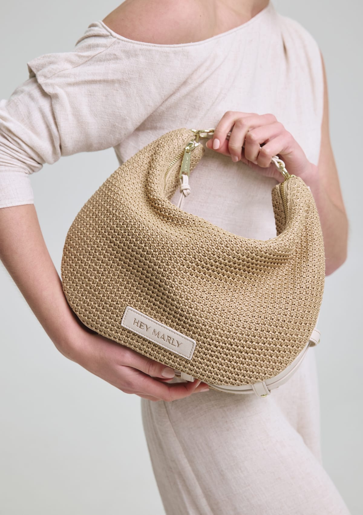 Tragebild mit Model auf neutralem Hintergrund des Produktes Lifetime Sister Straw M in der Farbe Sand-Crema in der Größe M