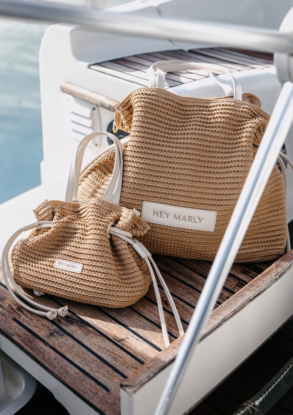 Tragebild mit Model auf neutralem Hintergrund des Produktes Cool Companion Straw L in der Farbe Sand-Crema in der Größe L