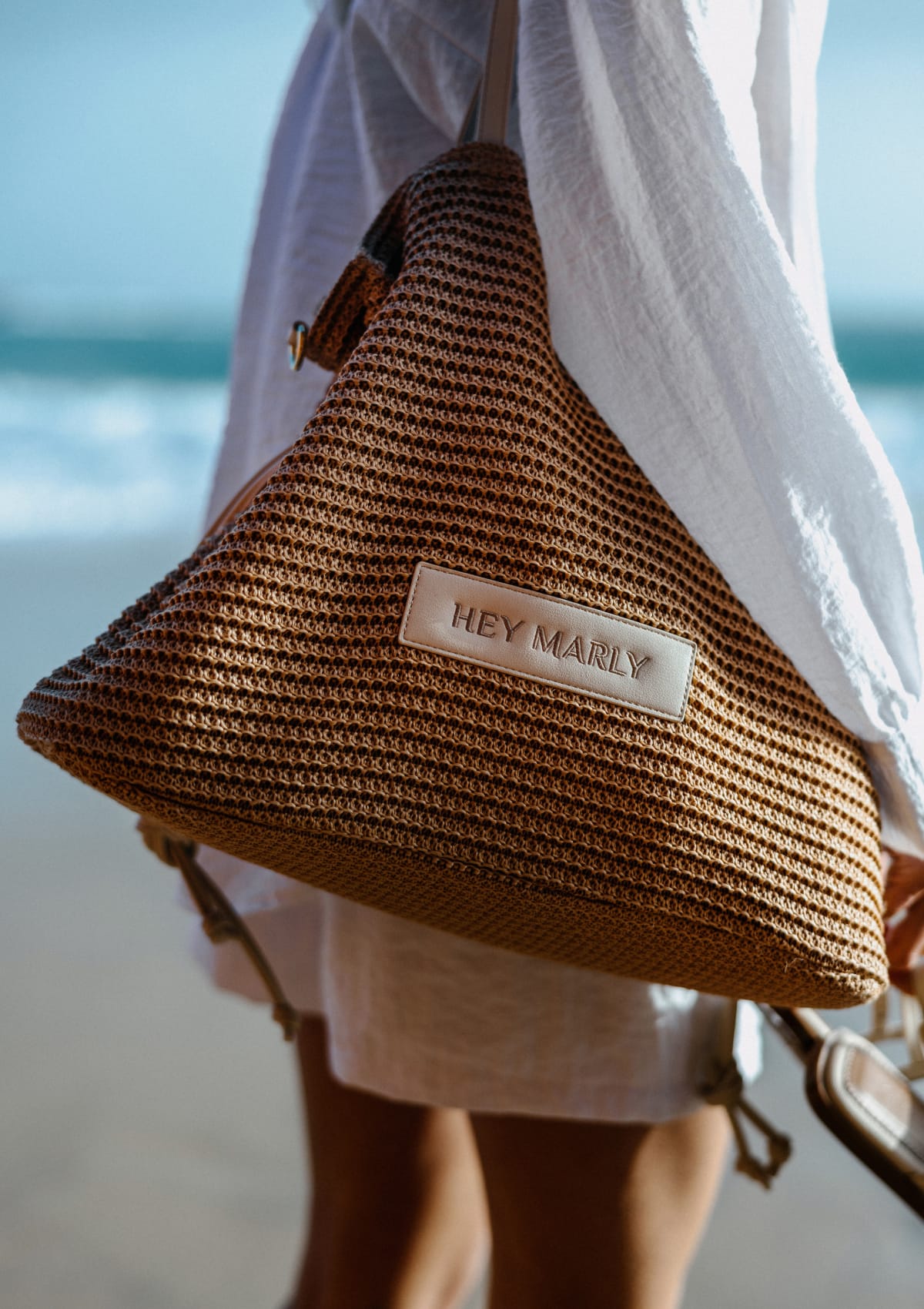 Tragebild mit Model auf neutralem Hintergrund des Produktes Cool Companion Straw L in der Farbe Sand-Crema in der Größe L
