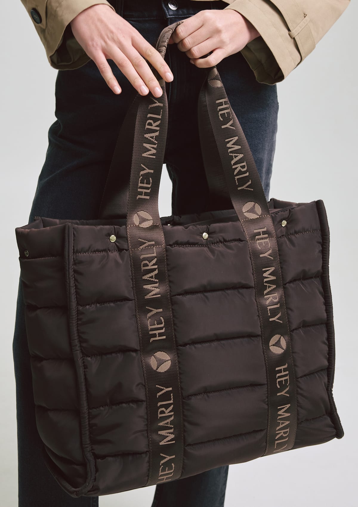 Tragebild mit Model auf neutralem Hintergrund des Produktes Best Buddy in der Farbe Coffee