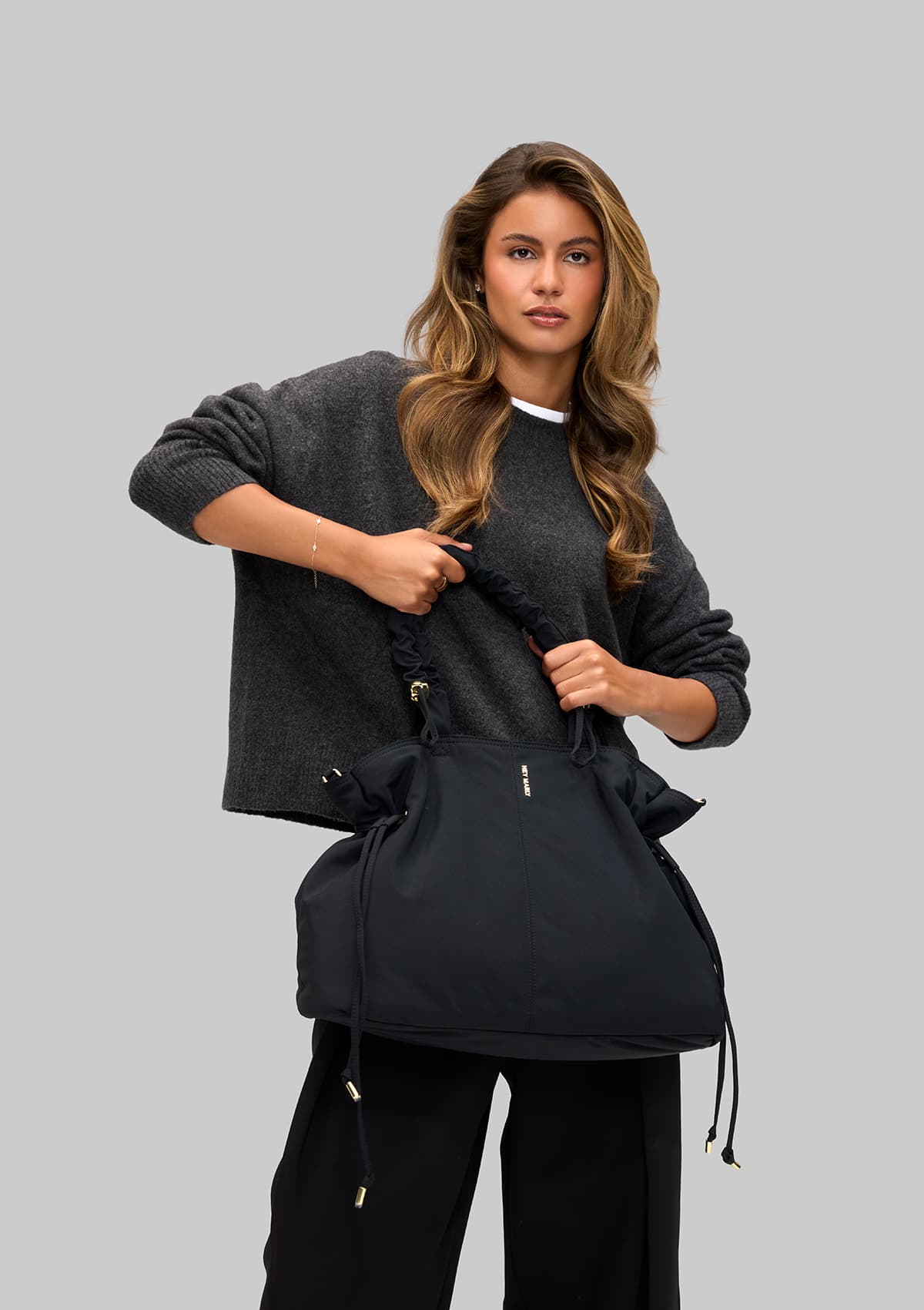 Tragebild mit Model auf neutralem Hintergrund des Produktes Easy Companion L in der Farbe Black in der Größe L