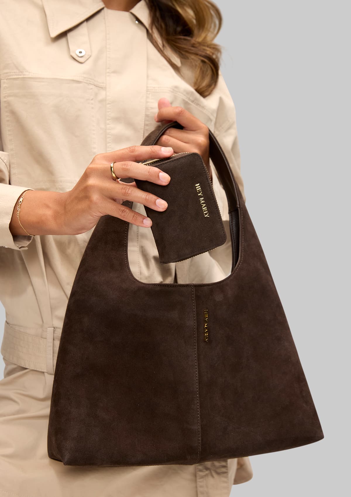 Tragebild mit Model auf neutralem Hintergrund des Produktes Sleek Petite Suede in der Farbe Coffee