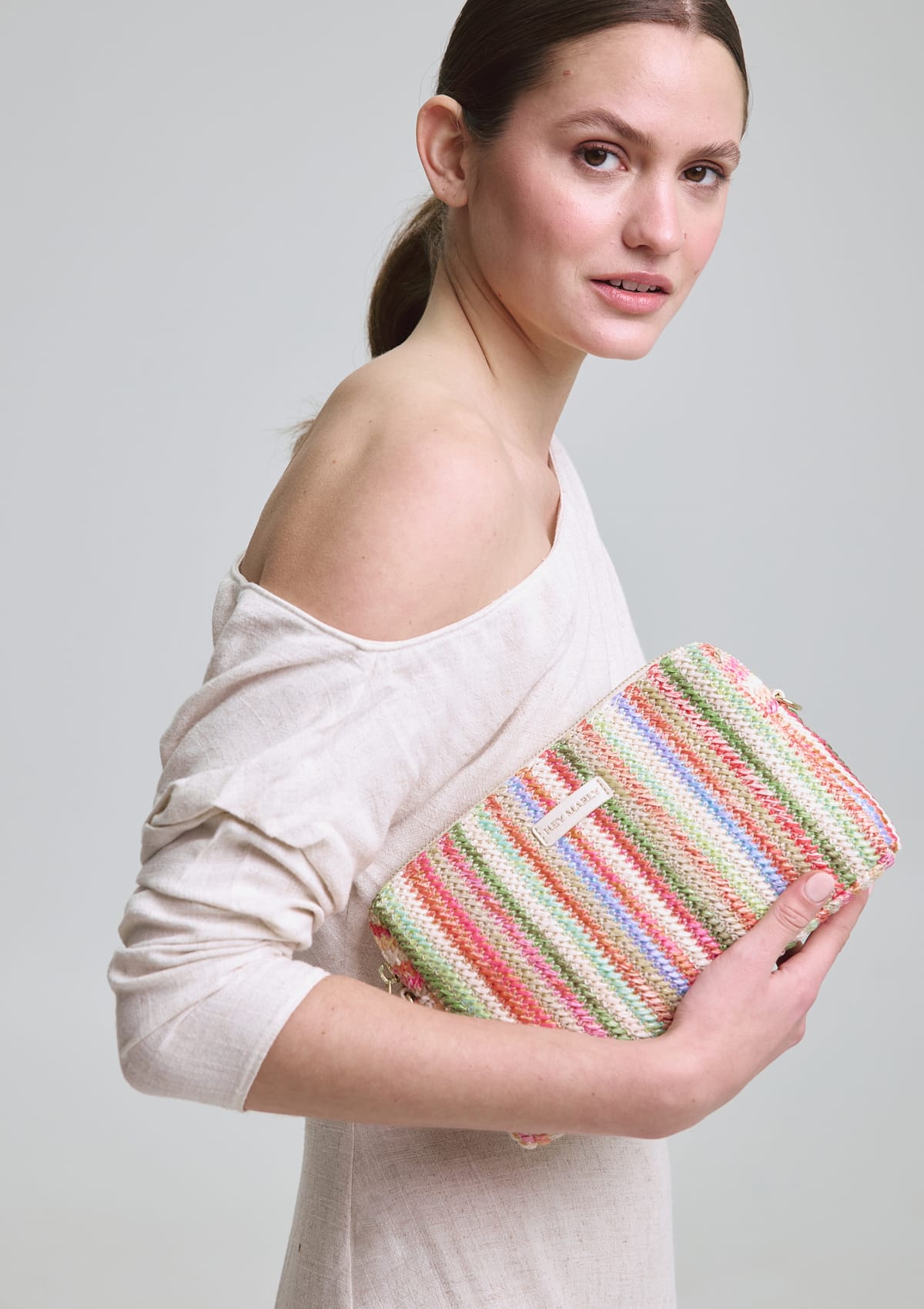 Tragebild mit Model auf neutralem Hintergrund des Produktes Little Buddy Seaside in der Farbe Colourful