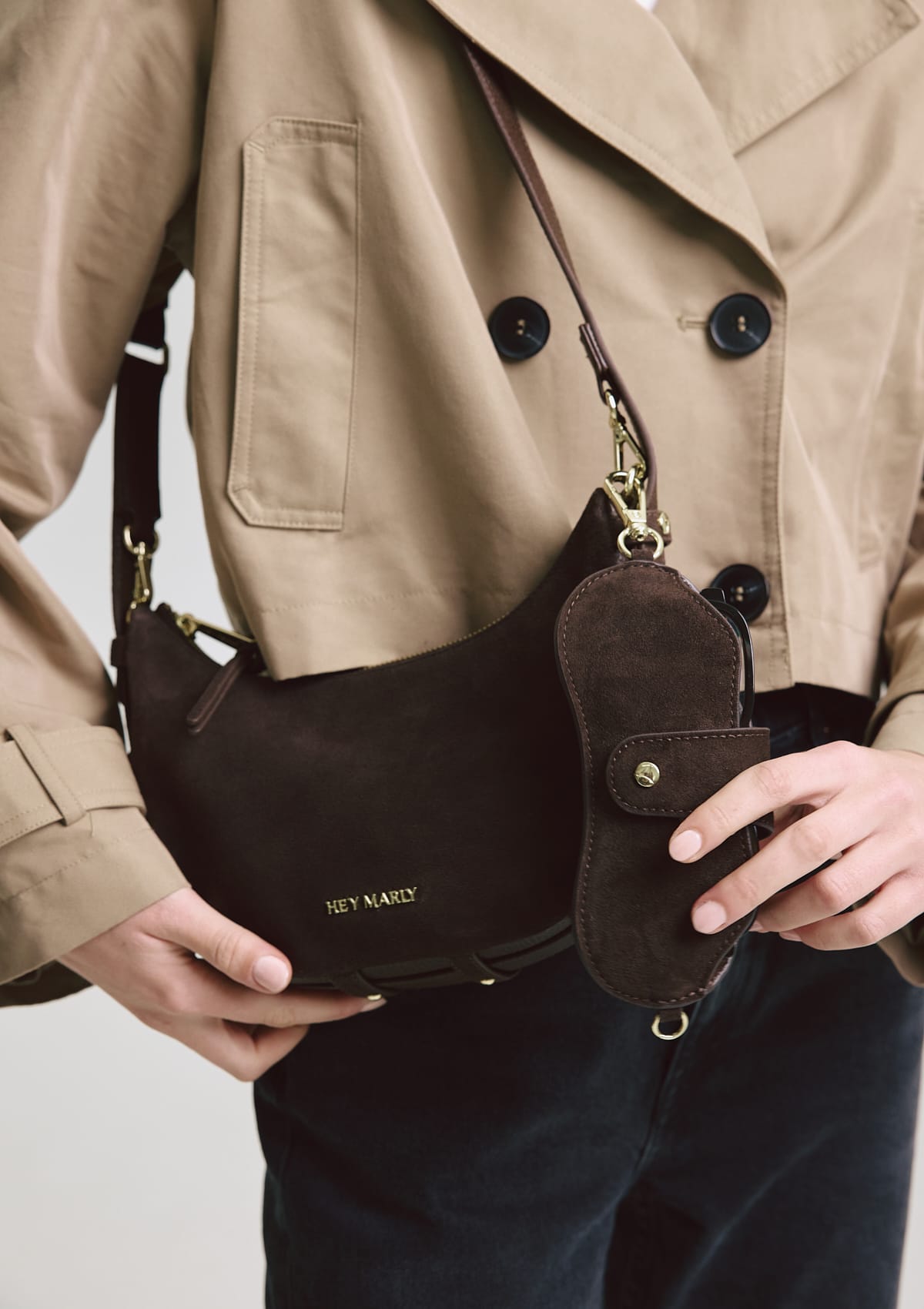 Tragebild mit Model auf neutralem Hintergrund des Produktes Classy Sunny Case Suede in der Farbe Coffee