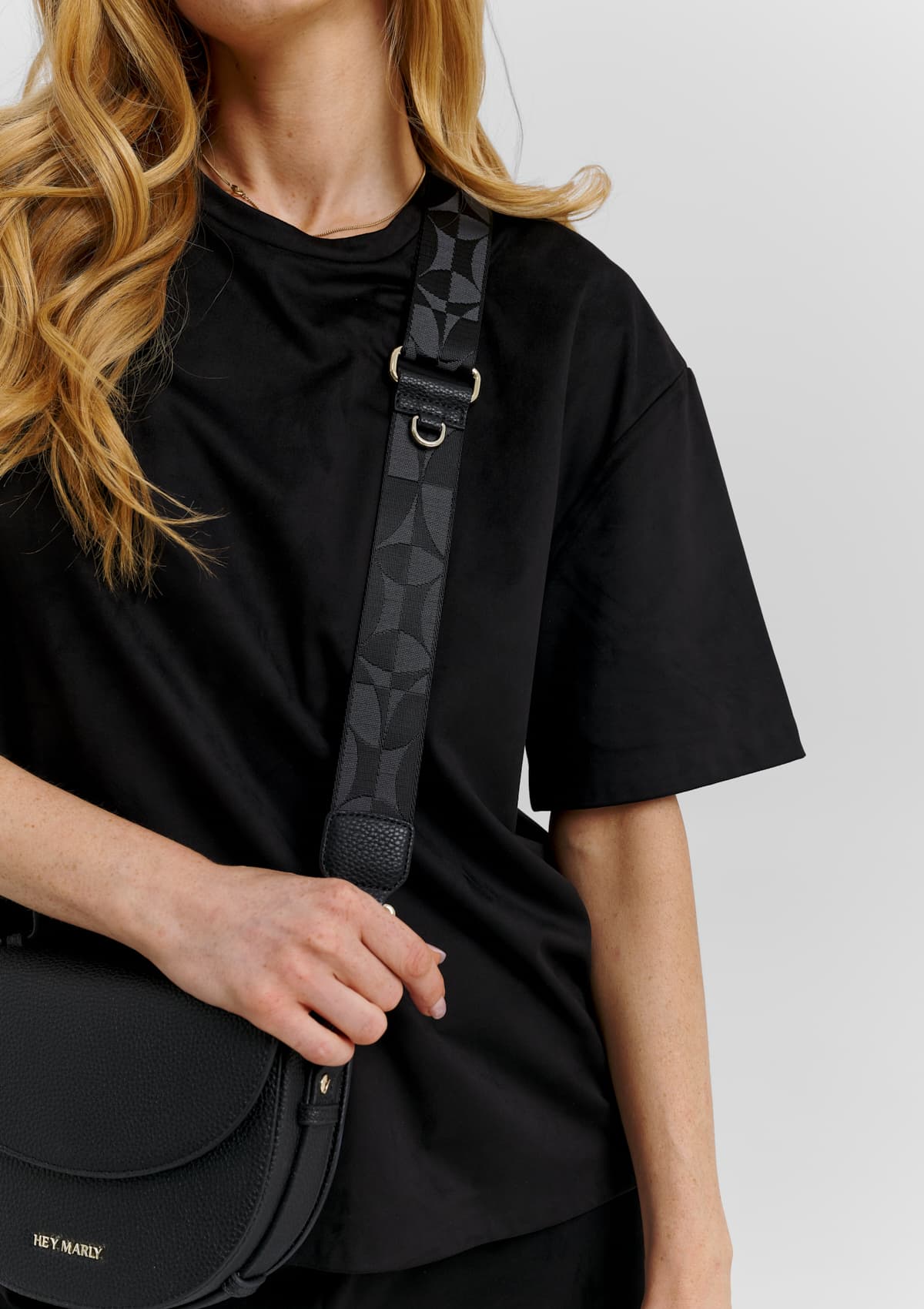 Tragebild mit Model auf neutralem Hintergrund des Produktes Iconic Strap in der Farbe Black-Anthracite