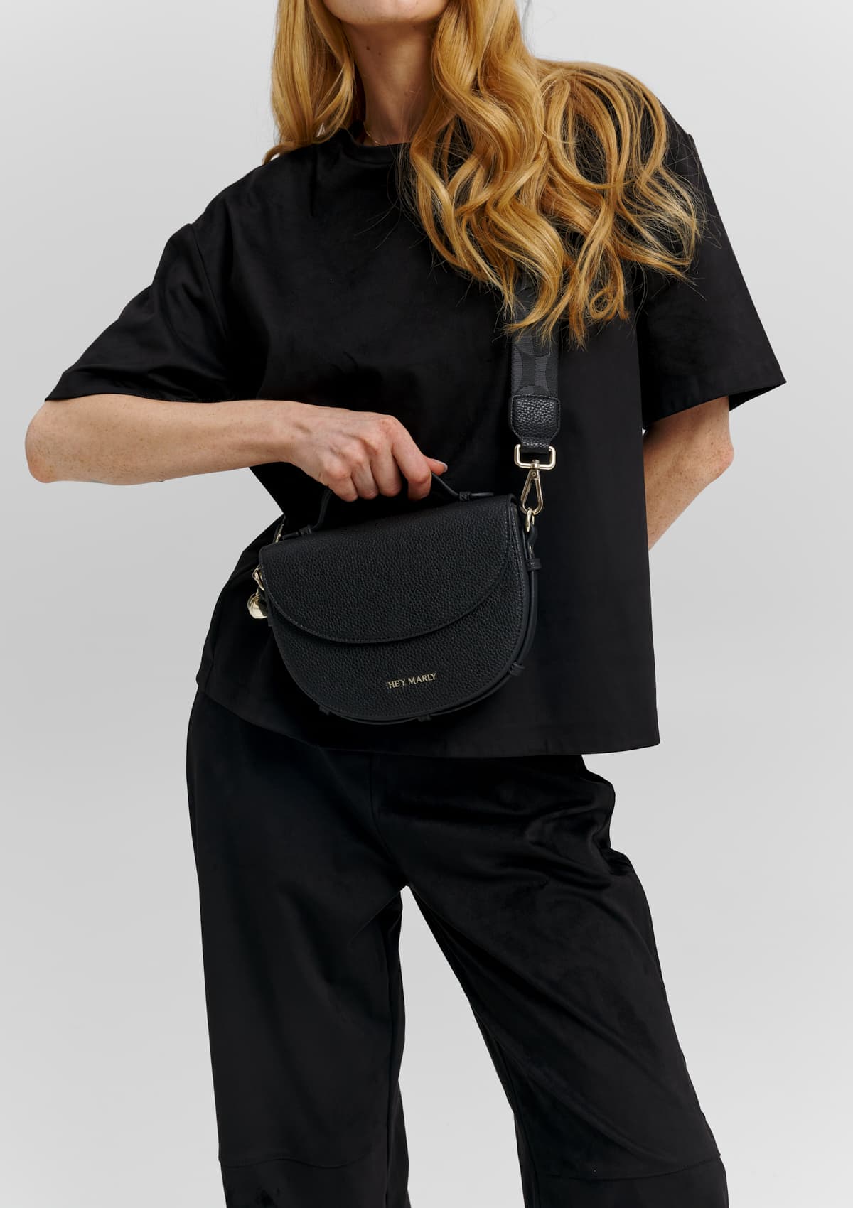Tragebild mit Model auf neutralem Hintergrund des Produktes Iconic Strap in der Farbe Black-Anthracite