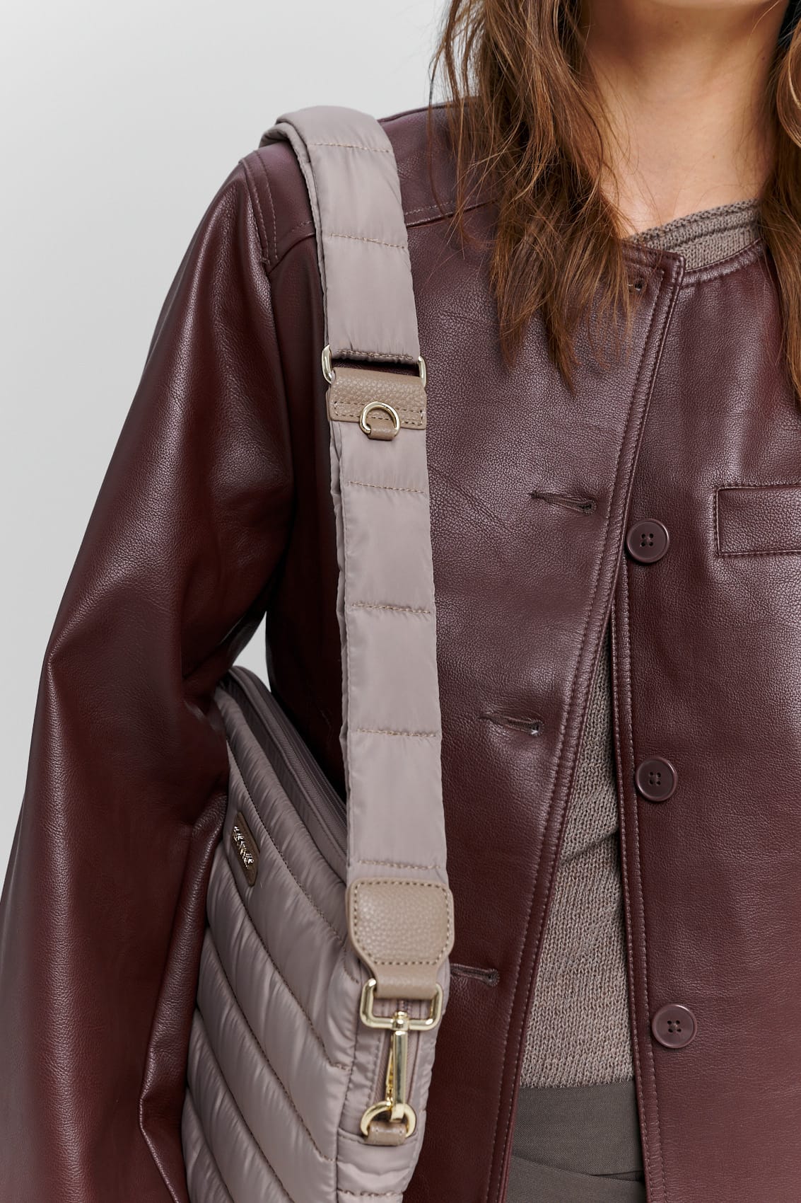 Tragebild mit Model auf neutralem Hintergrund des Produktes Puffy Nylon Strap in der Farbe Mocha