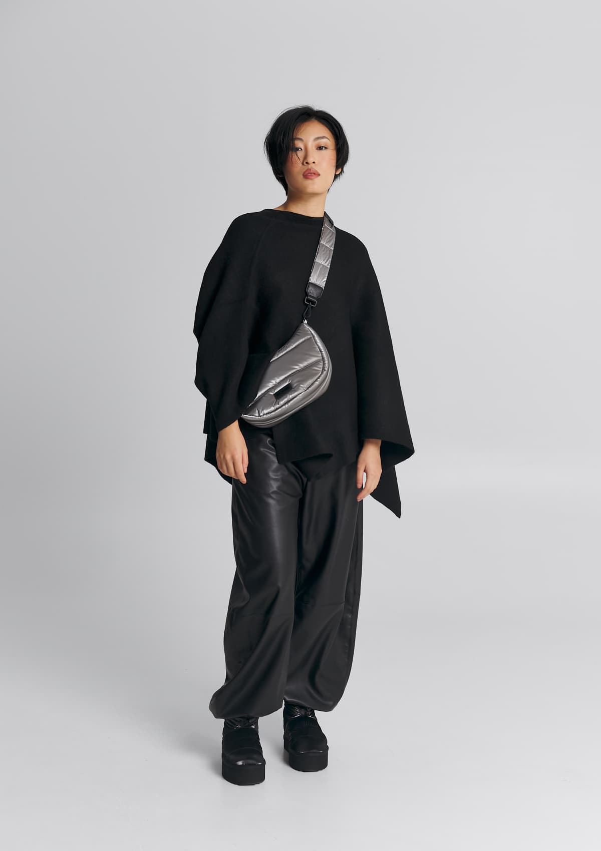 Tragebild mit Model auf neutralem Hintergrund des Produktes Puffy Nylon Strap Blaze in der Farbe Silver