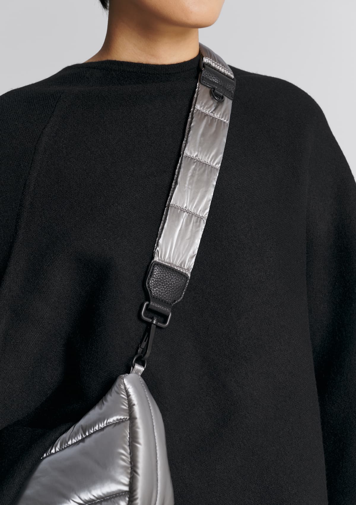 Tragebild mit Model auf neutralem Hintergrund des Produktes Puffy Nylon Strap Blaze in der Farbe Silver