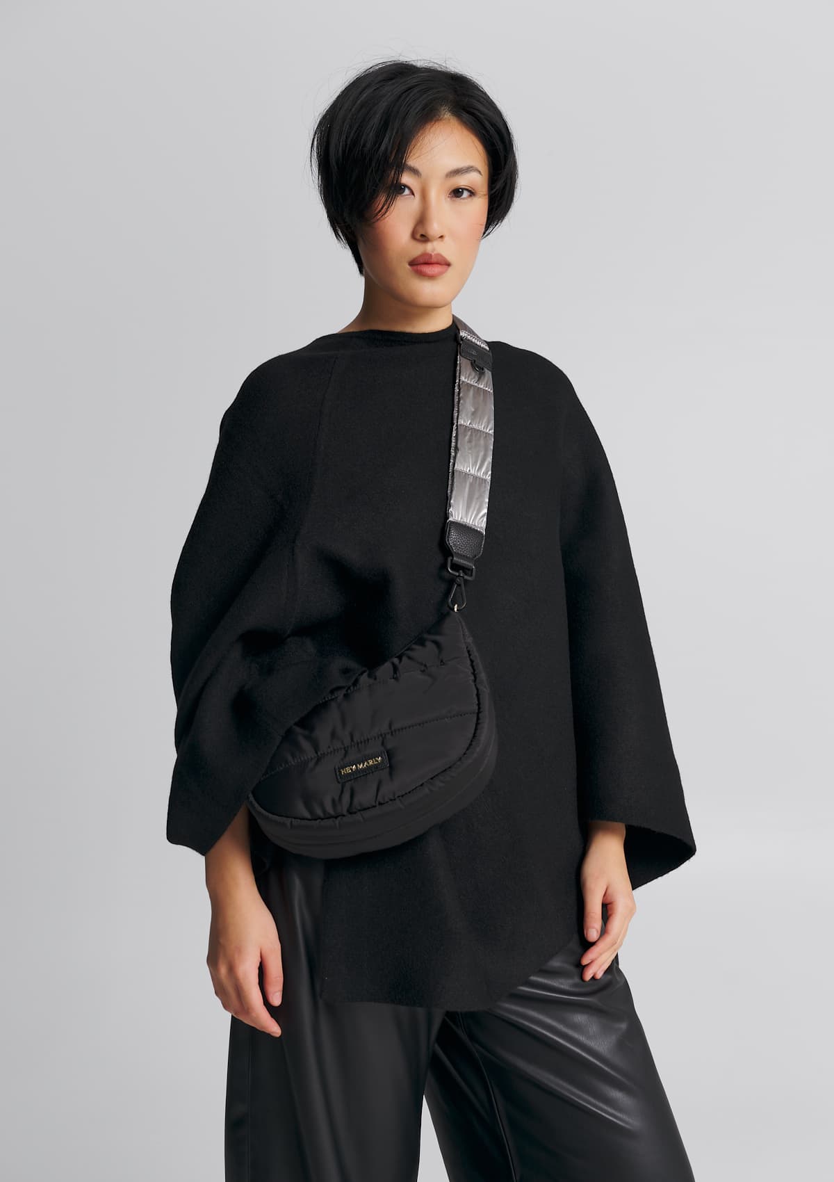 Tragebild mit Model auf neutralem Hintergrund des Produktes Puffy Nylon Strap Blaze in der Farbe Silver