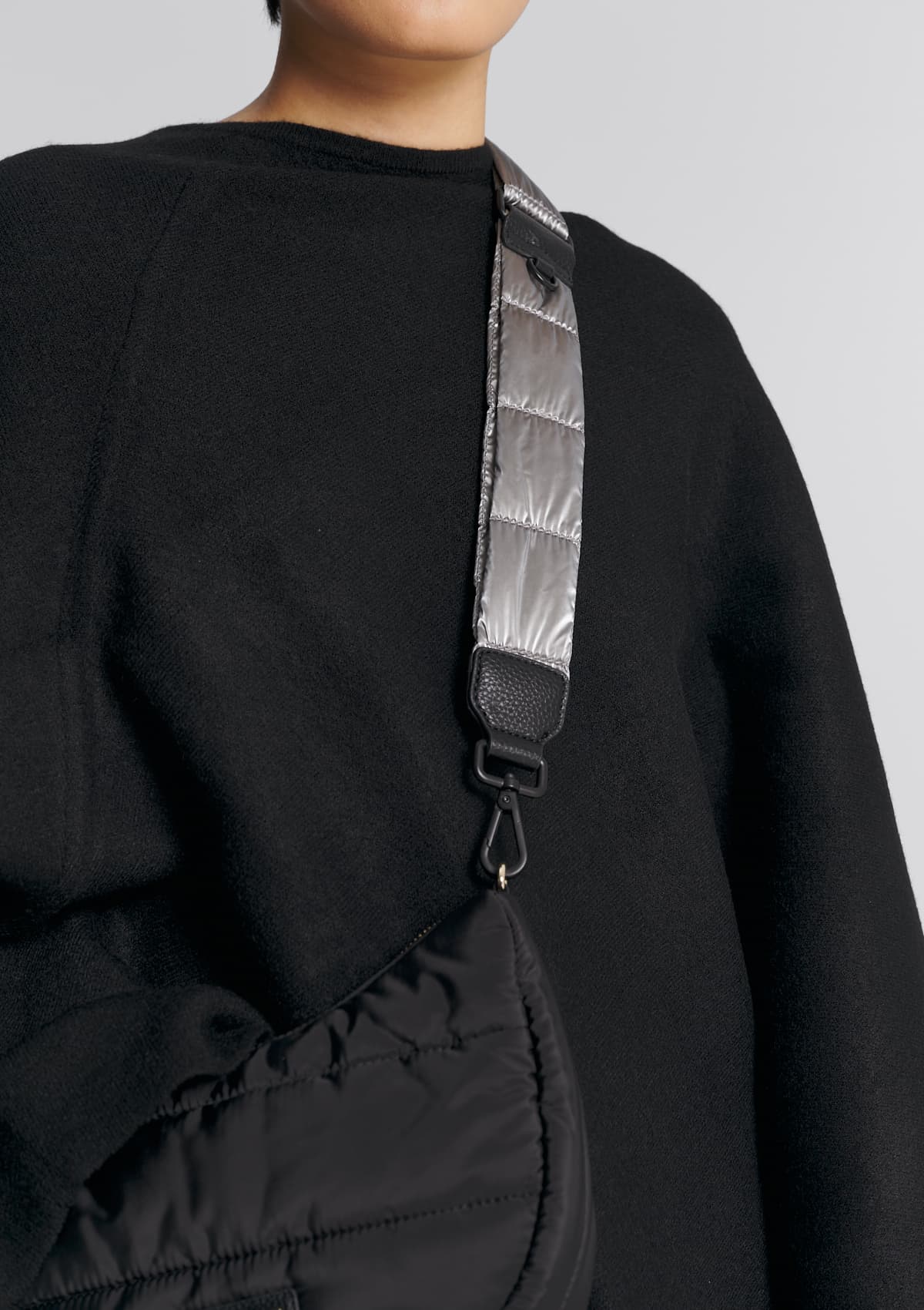 Tragebild mit Model auf neutralem Hintergrund des Produktes Puffy Nylon Strap Blaze in der Farbe Silver