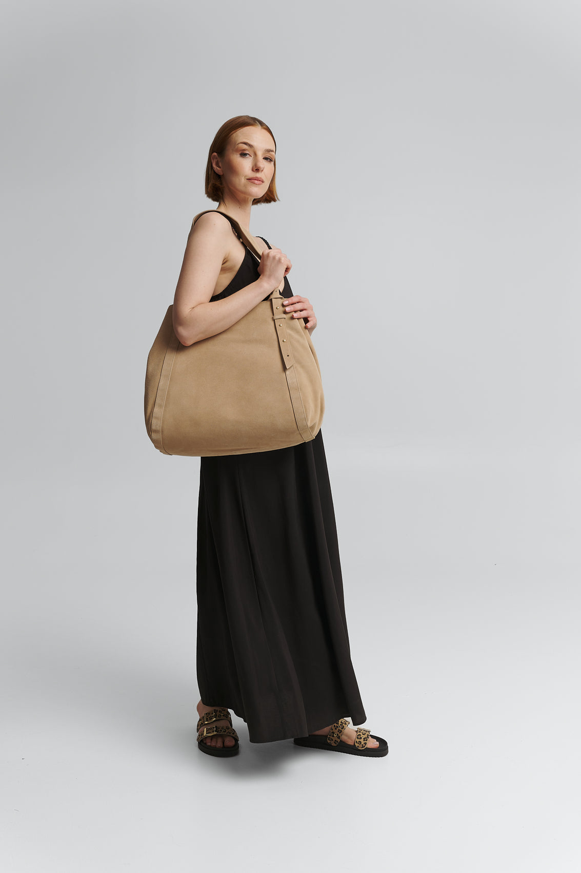 Tragebild mit Model auf neutralem Hintergrund des Produktes Pretty Wonder Suede L in der Farbe Sand in der Größe L