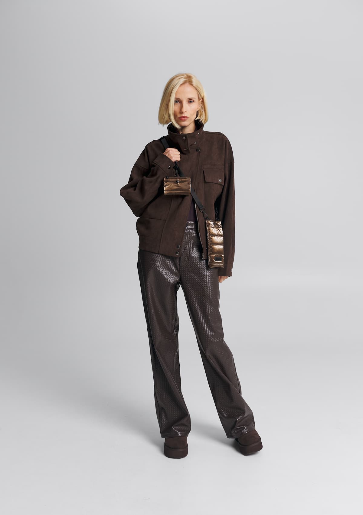 Tragebild mit Model auf neutralem Hintergrund des Produktes Mobile Buddy Blaze in der Farbe Coffee