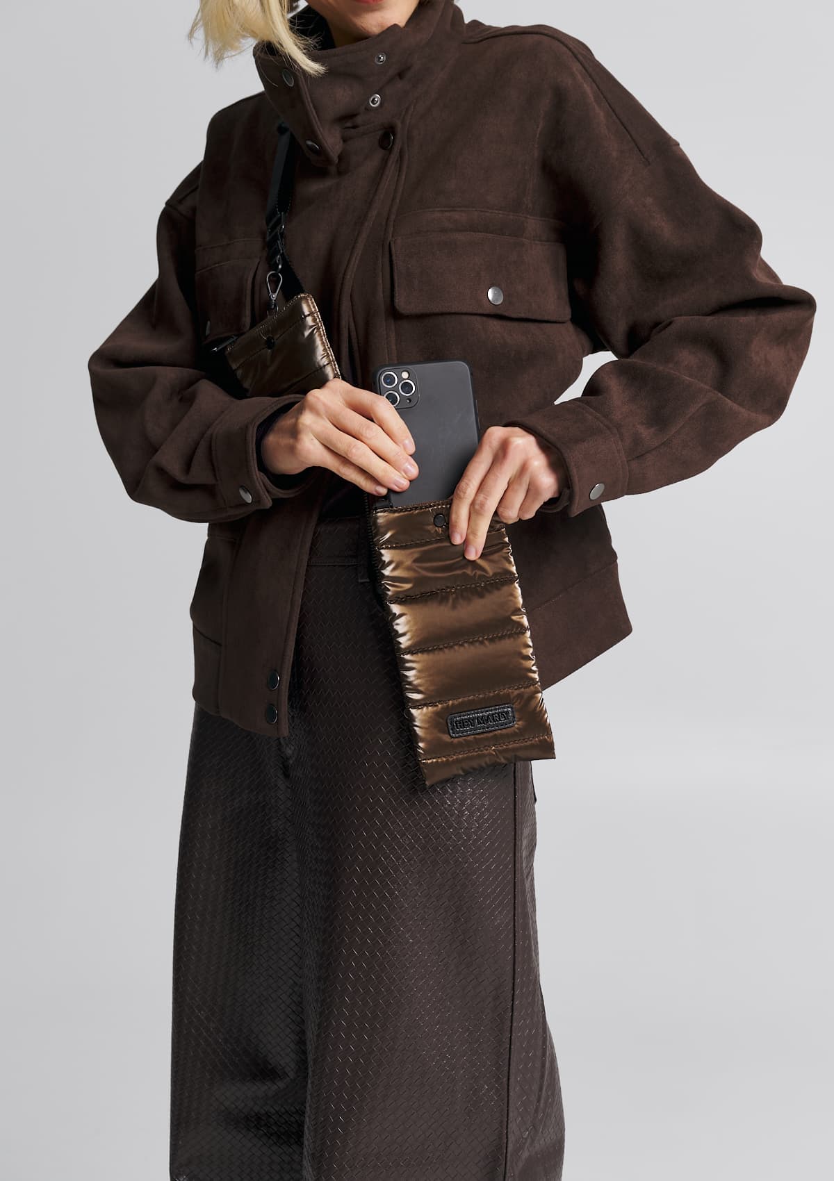 Tragebild mit Model auf neutralem Hintergrund des Produktes Mobile Buddy Blaze in der Farbe Coffee