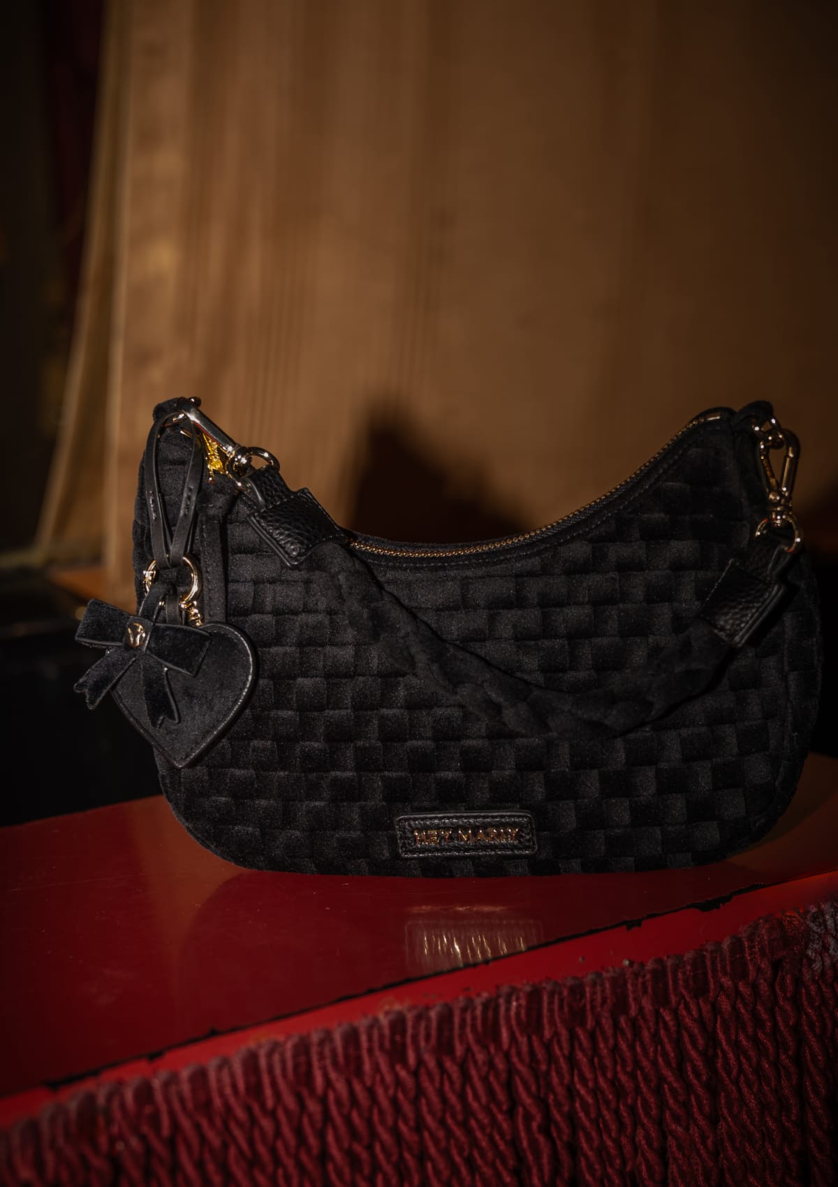 Tragebild mit Model auf neutralem Hintergrund des Produktes Heart & Bow Charm in der Farbe Black