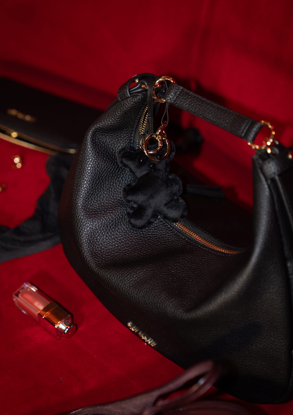 Tragebild mit Model auf neutralem Hintergrund des Produktes Soft Teddy Charm in der Farbe Black