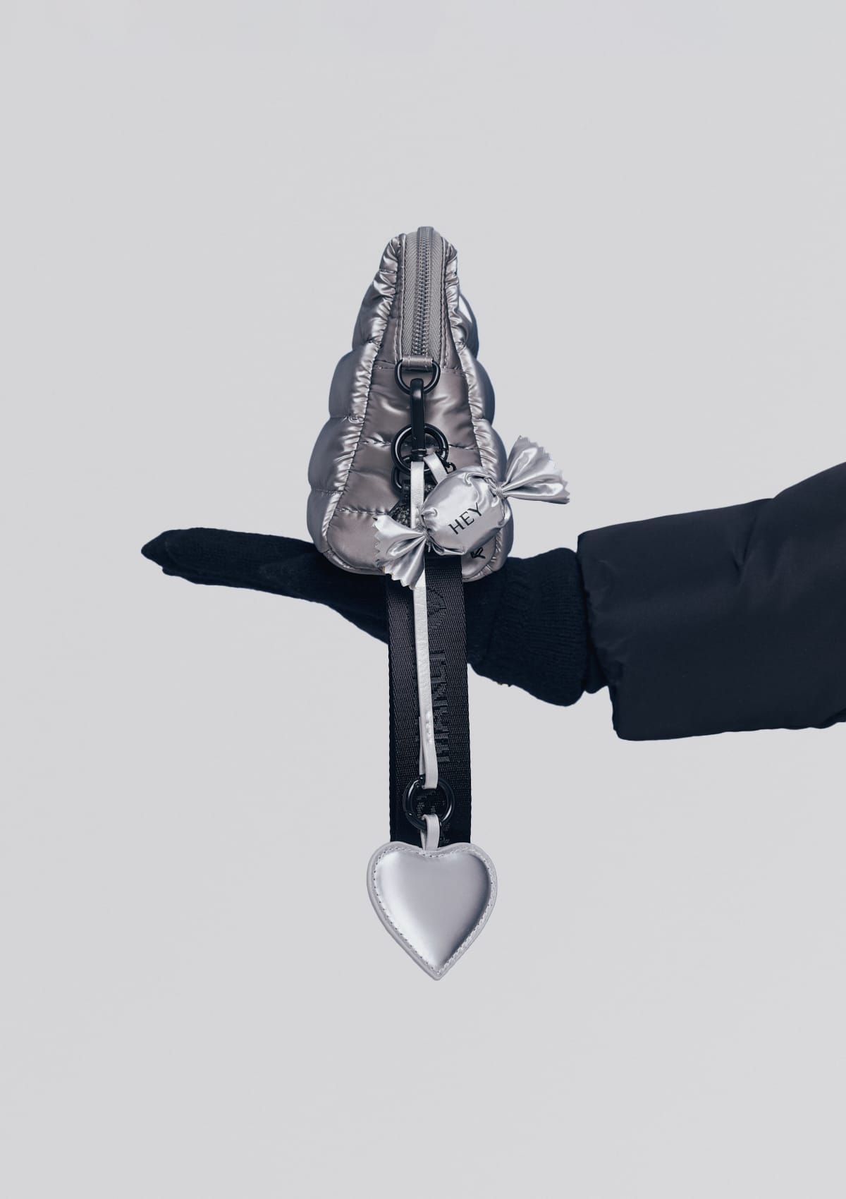 Tragebild mit Model auf neutralem Hintergrund des Produktes Bonbon Charm in der Farbe Silver