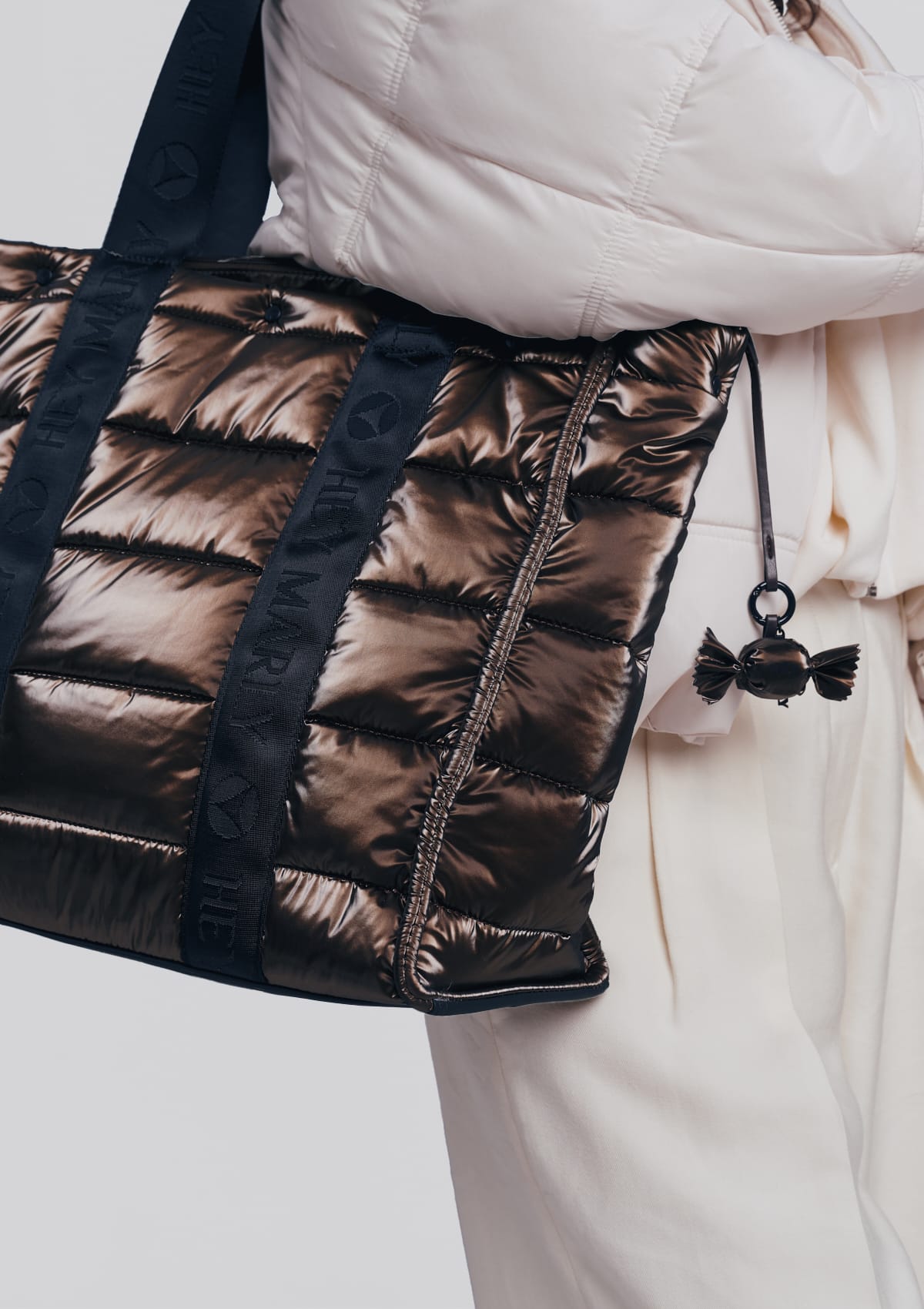 Tragebild mit Model auf neutralem Hintergrund des Produktes Bonbon Charm in der Farbe Coffee