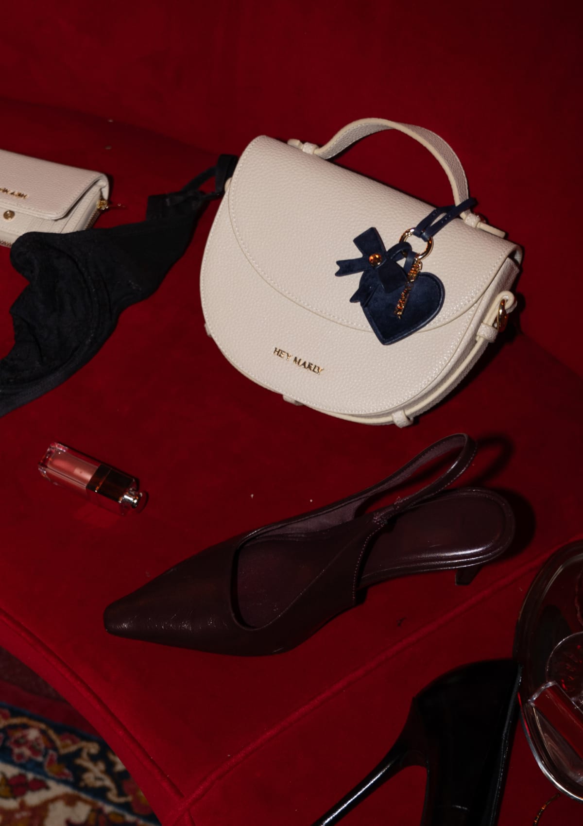 Tragebild mit Model auf neutralem Hintergrund des Produktes Heart & Bow Charm in der Farbe Blue