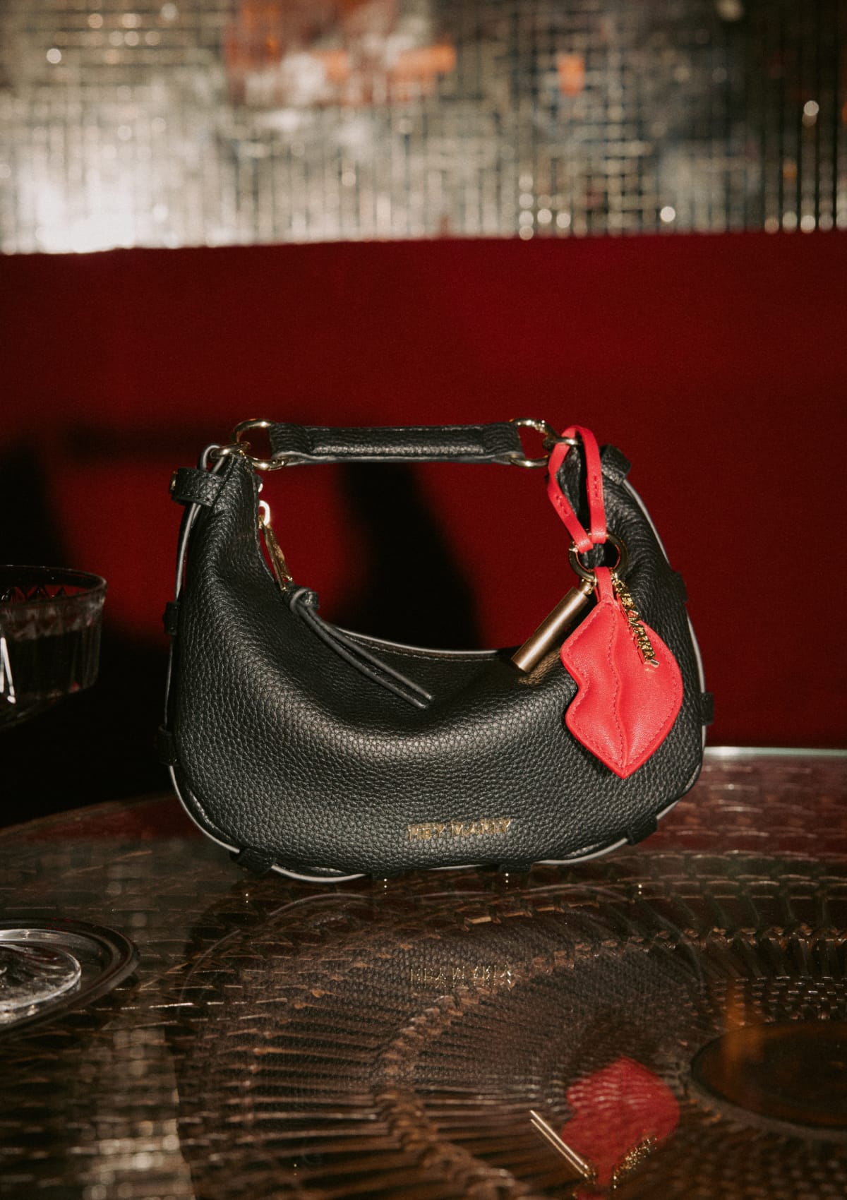 Tragebild mit Model auf neutralem Hintergrund des Produktes Not So Silent Charm in der Farbe Red