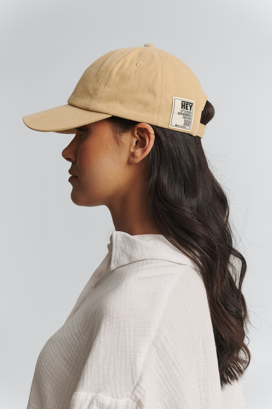 Tragebild mit Model auf neutralem Hintergrund des Produktes Signature Cap in der Farbe Sand