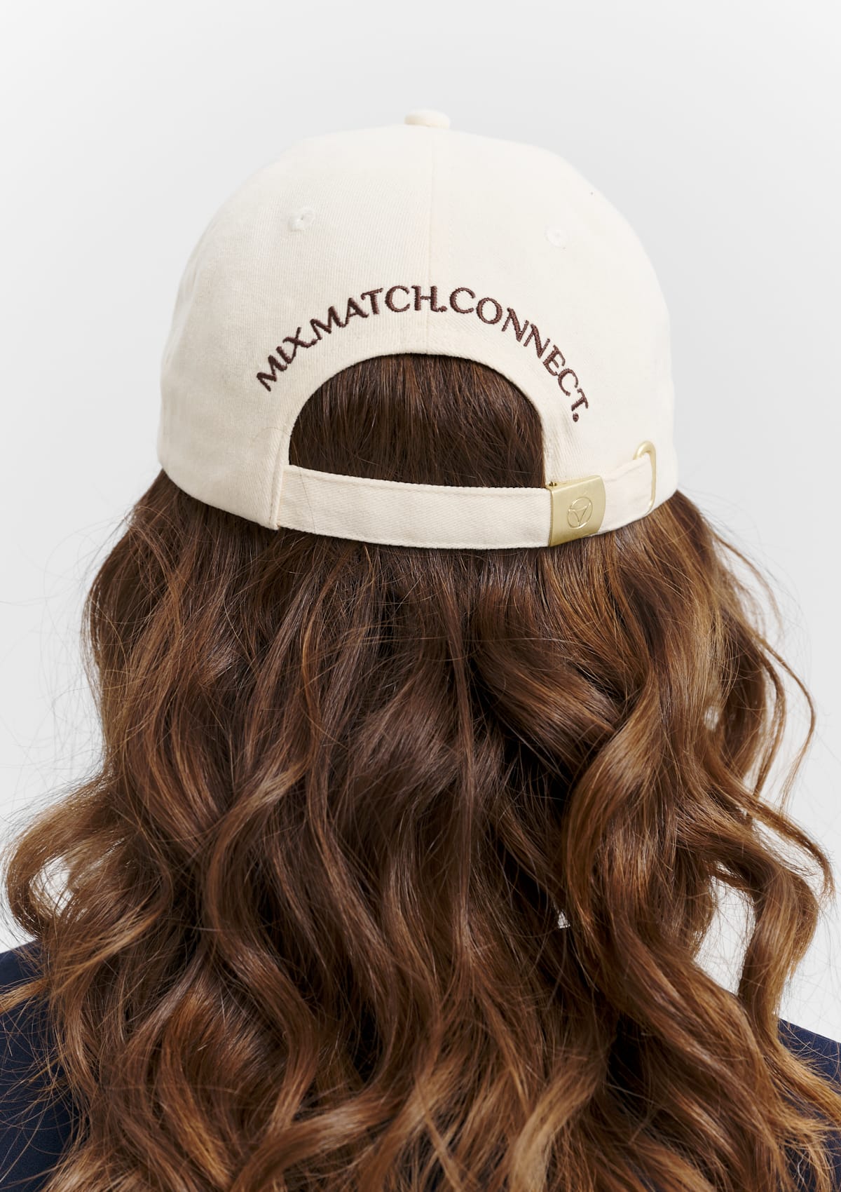 Tragebild mit Model auf neutralem Hintergrund des Produktes Hey Mate Cap