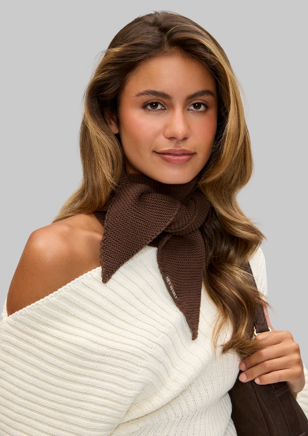 Tragebild mit Model auf neutralem Hintergrund des Produktes Lovely Scarf in der Farbe Coffee