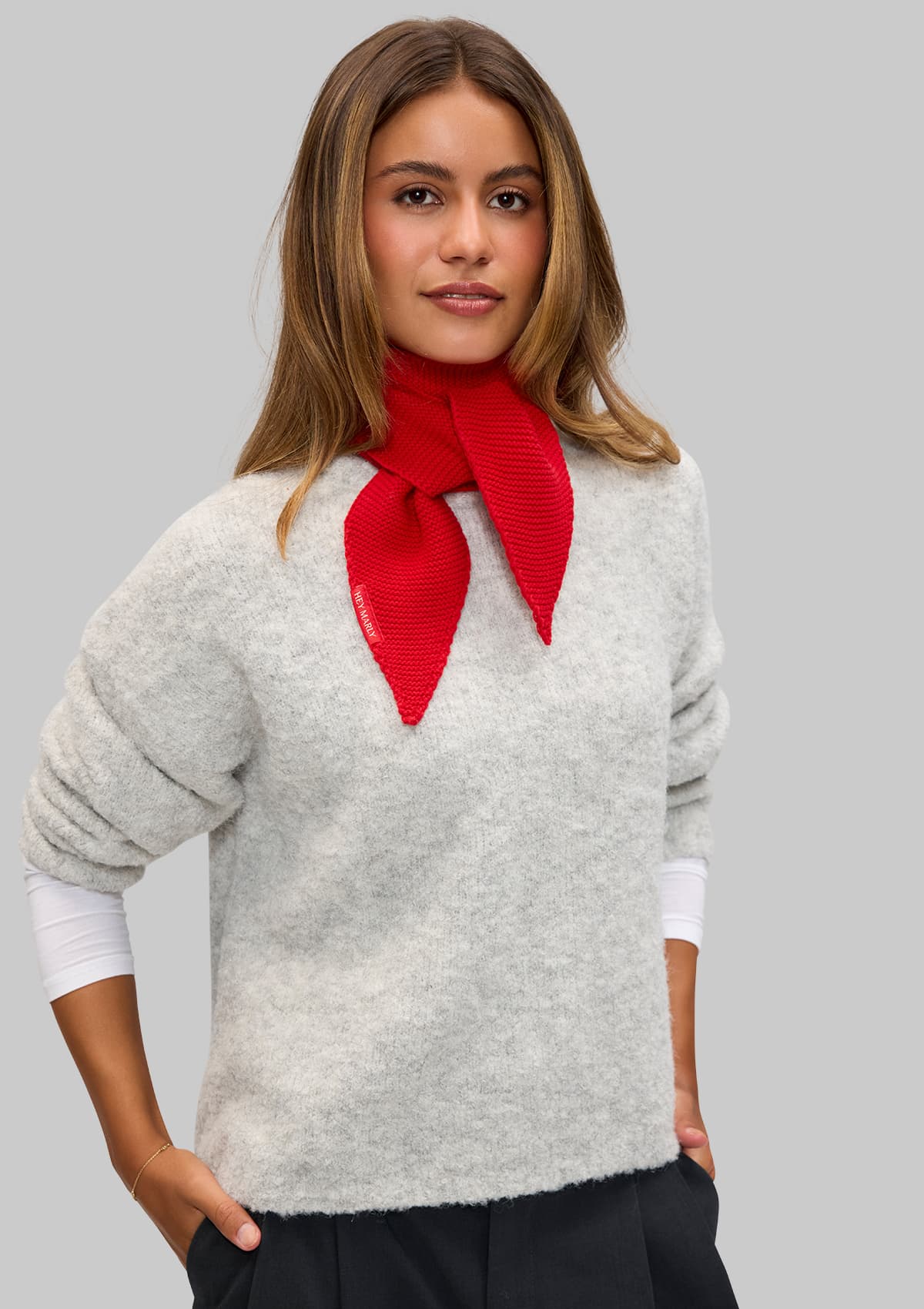 Tragebild mit Model auf neutralem Hintergrund des Produktes Lovely Scarf in der Farbe Red