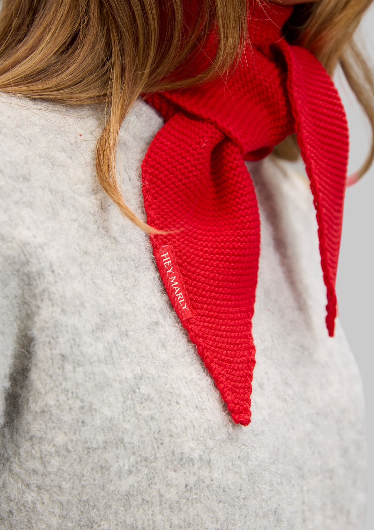 Tragebild mit Model auf neutralem Hintergrund des Produktes Lovely Scarf in der Farbe Red