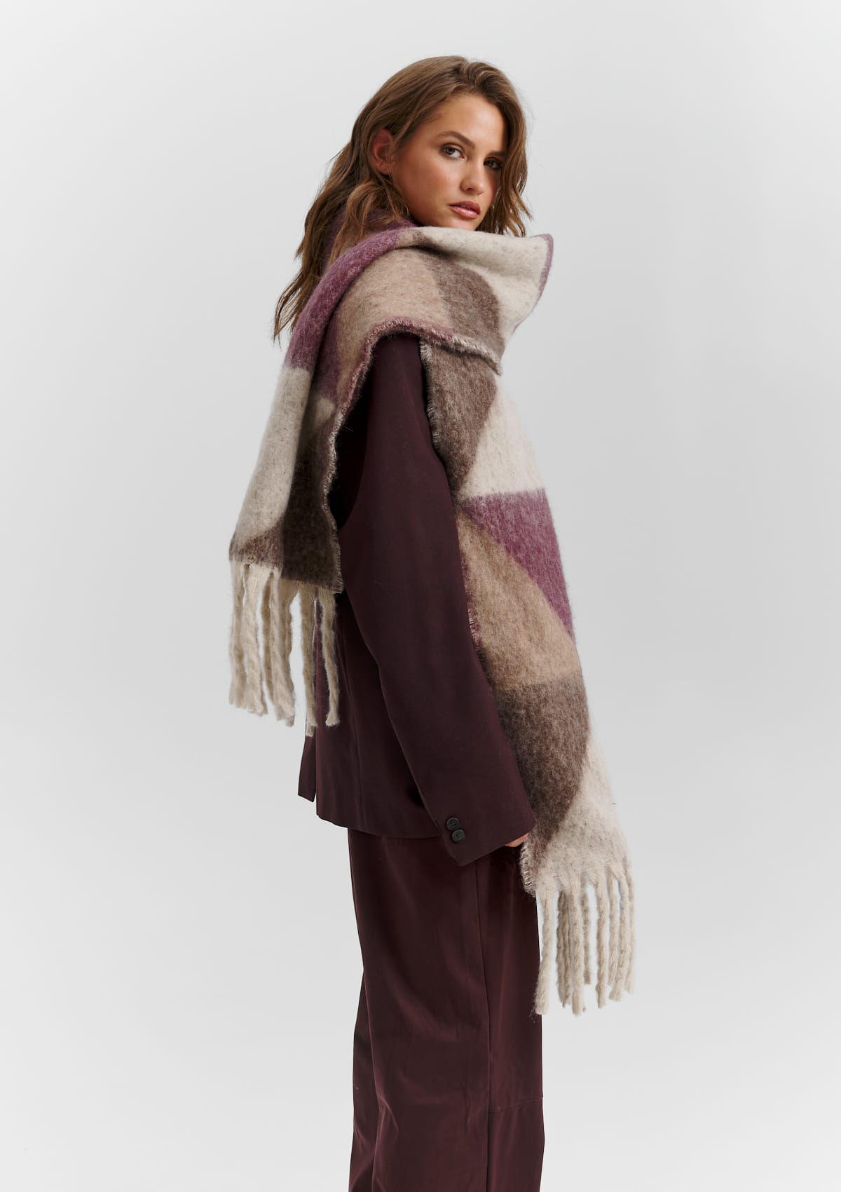 Tragebild mit Model auf neutralem Hintergrund des Produktes Cozy Scarf in der Farbe Berry