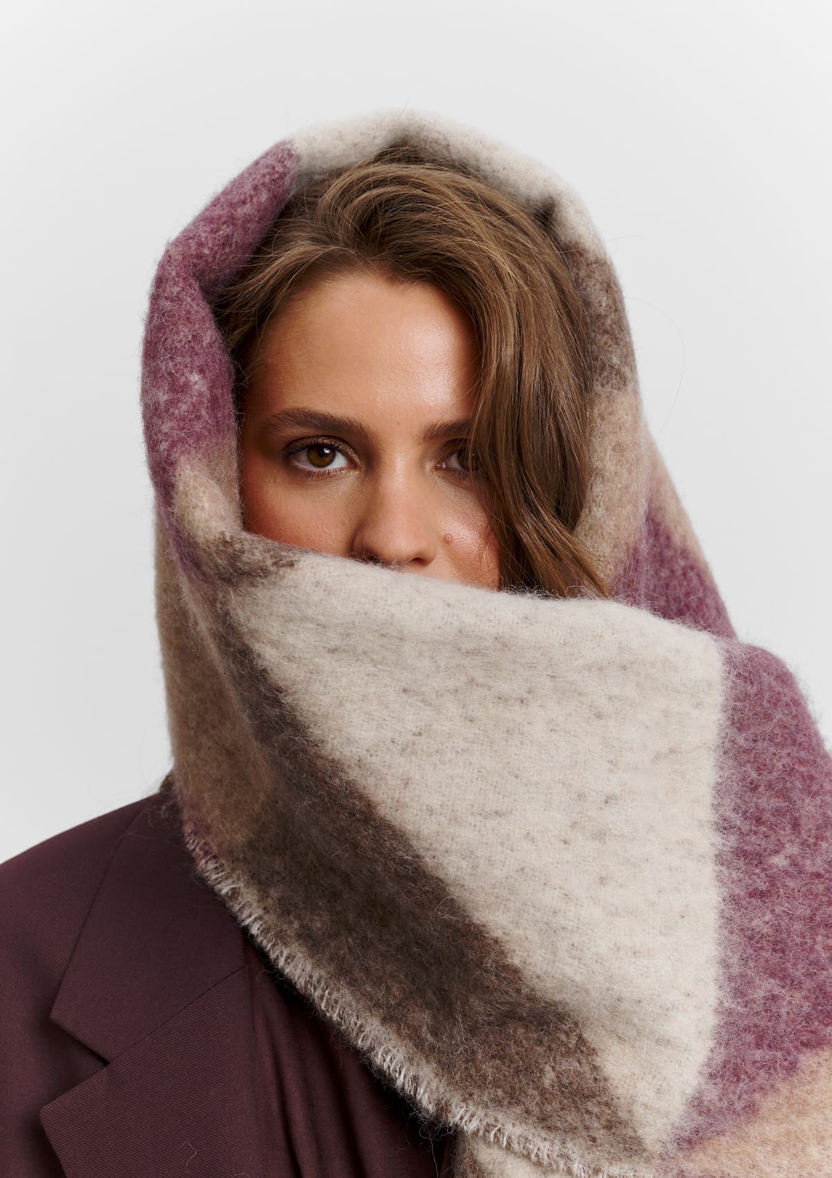 Tragebild mit Model auf neutralem Hintergrund des Produktes Cozy Scarf in der Farbe Berry